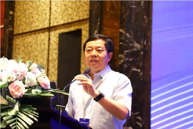 鋯鉿分會(huì)副會(huì)長(zhǎng)兼秘書(shū)長(zhǎng)安仲生,中國(guó)五金制品協(xié)會(huì)專職副理事長(zhǎng)金立新